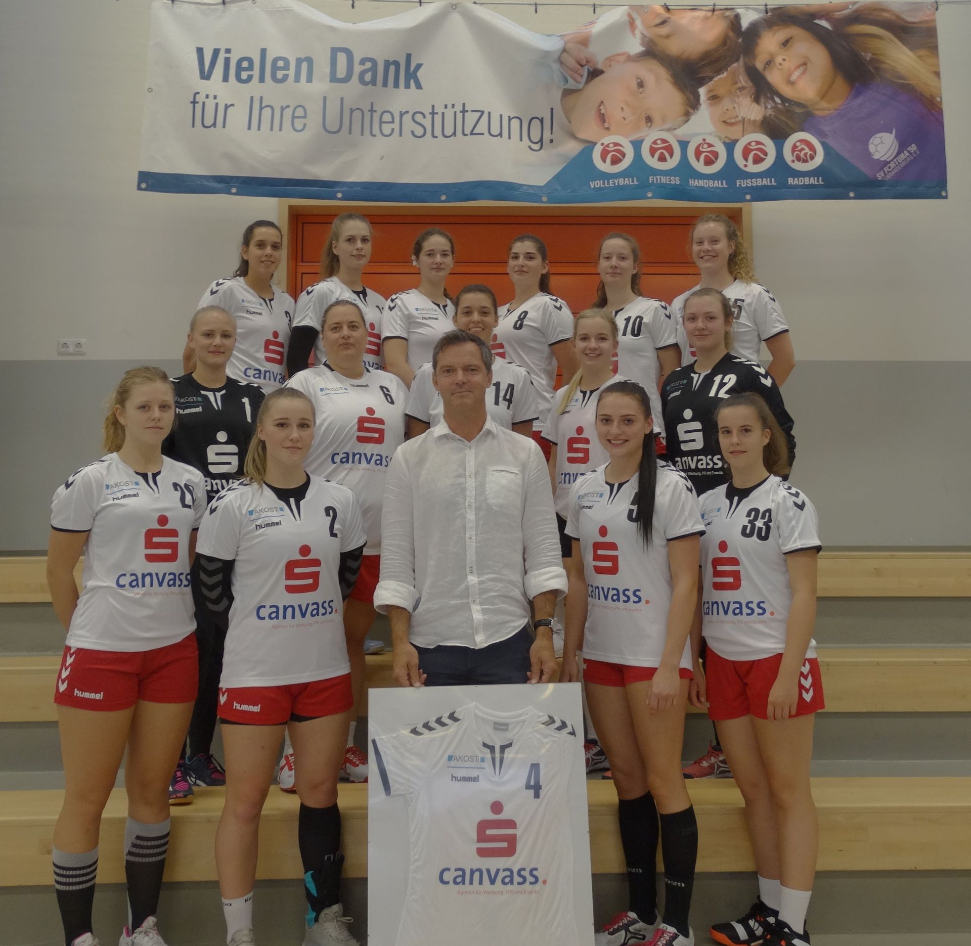 Sponsor und Vereinspräsident Michael Schröder umringt von der Frauenmannschaft