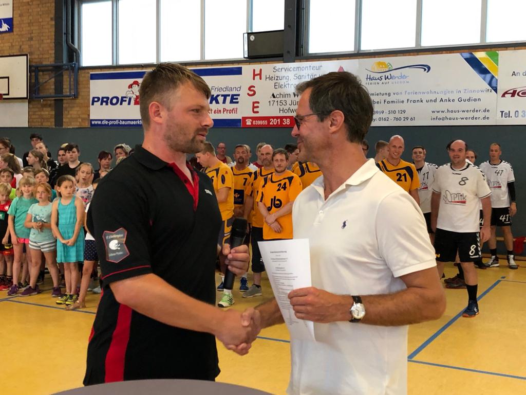 Andreas Stolt (links) und Michael Schröder unterzeichneten am 1. September im Rahmen des Heimspieltages des HV Altentreptow die Kooperationsvereinbarung. Foto: HV Altentreptow