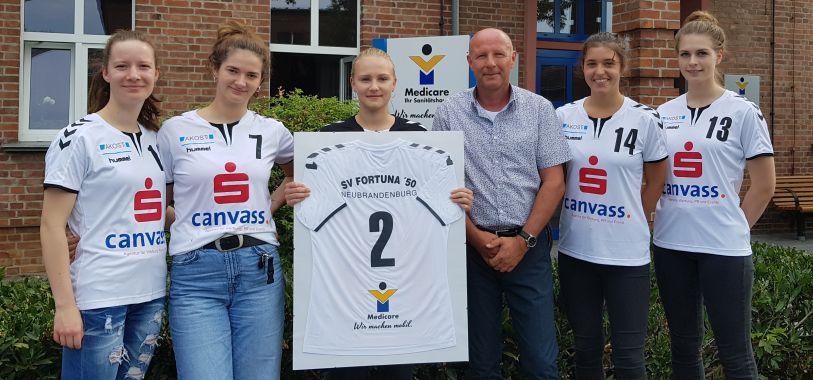 Doppelheimspiel 1. Frauen und 1. Männer - präsentiert von Mecklenburgische Versicherung 16:30Uhr: 1. Frauen vs. Berliner TSC (Oberliga Ostsee-Spree) 19:00 Uhr: 1. Männer vs. SV Einheit Demmin (MV-Liga) Eintrittspreise: OOS/MV-Liga Einzelspiel Frauen oder Männer: 7€, ermäßigt: 4€ OOS/MV-Liga: Doppelspiel Frauen und Männer: 10€, ermäßigt: 6€ Freier Eintritt: Kinder bis einschließlich 11 Jahre Freier Eintritt bei Vorlage des Mitgliedsausweises: Jugendliche von 12 Jah bis einschließlich 17 Jahre Ermäßigungen erhalten Schüler, Studenten, Azubis, Rentner, Vereinsmitglieder bei Vorlage eines entsprechenden Nachweises.