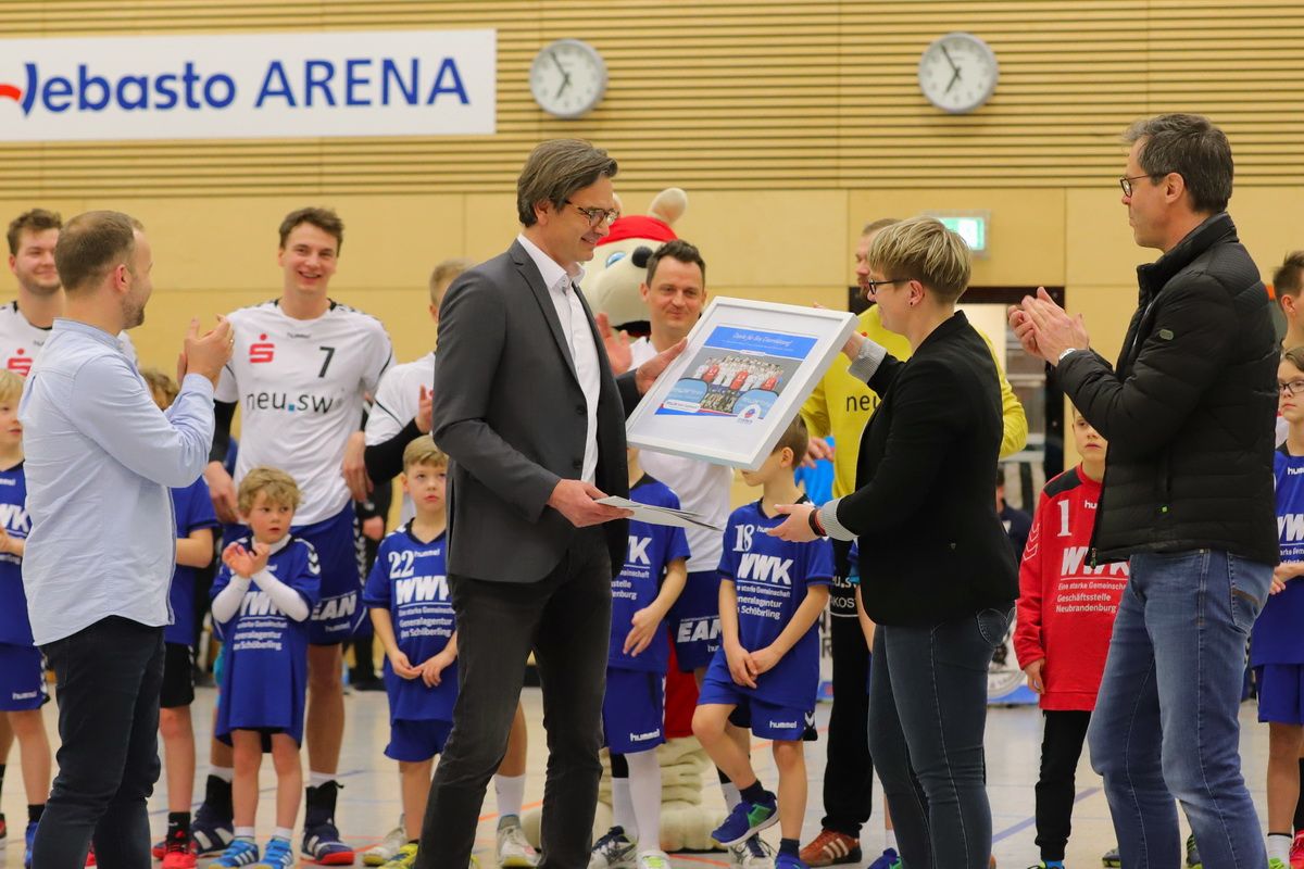 Silvio Witt (links) und Ingo Meyer (2. v. l.) übergaben vor Spielbeginn den neuen Sponsoringvertrag an Cindy Mann und Michael Schröder (rechts)